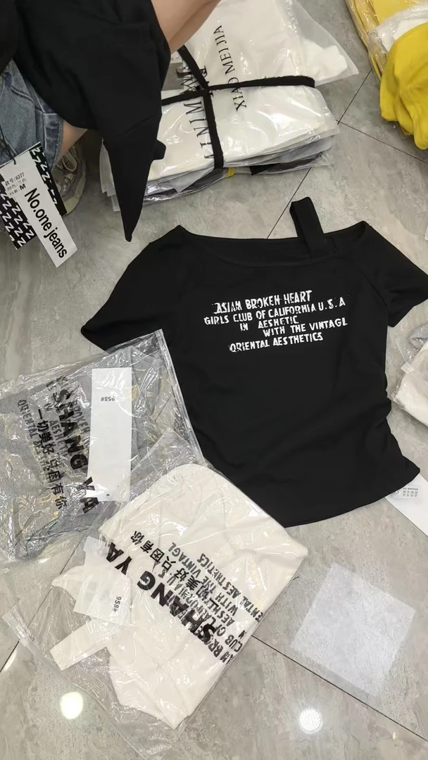 斜肩三色字母辣妹街头风短袖T恤