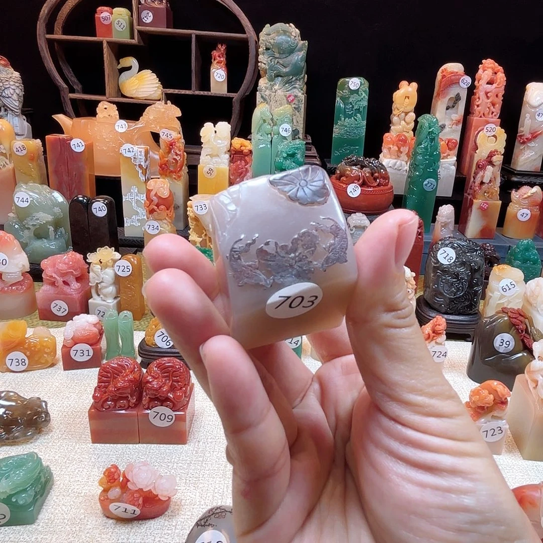 寿山石其他鱼戏莲叶间