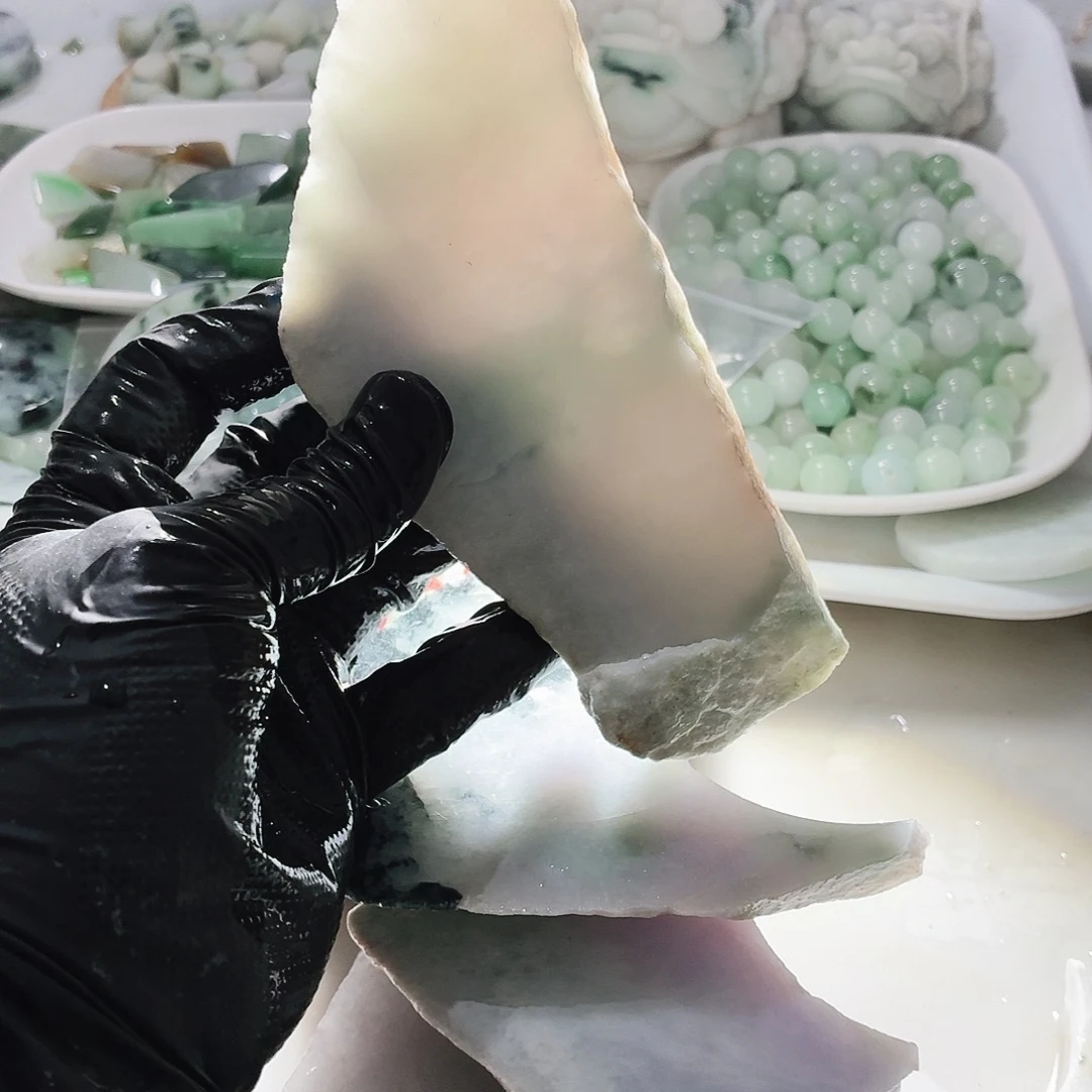 翡翠未镶嵌颈饰边角料