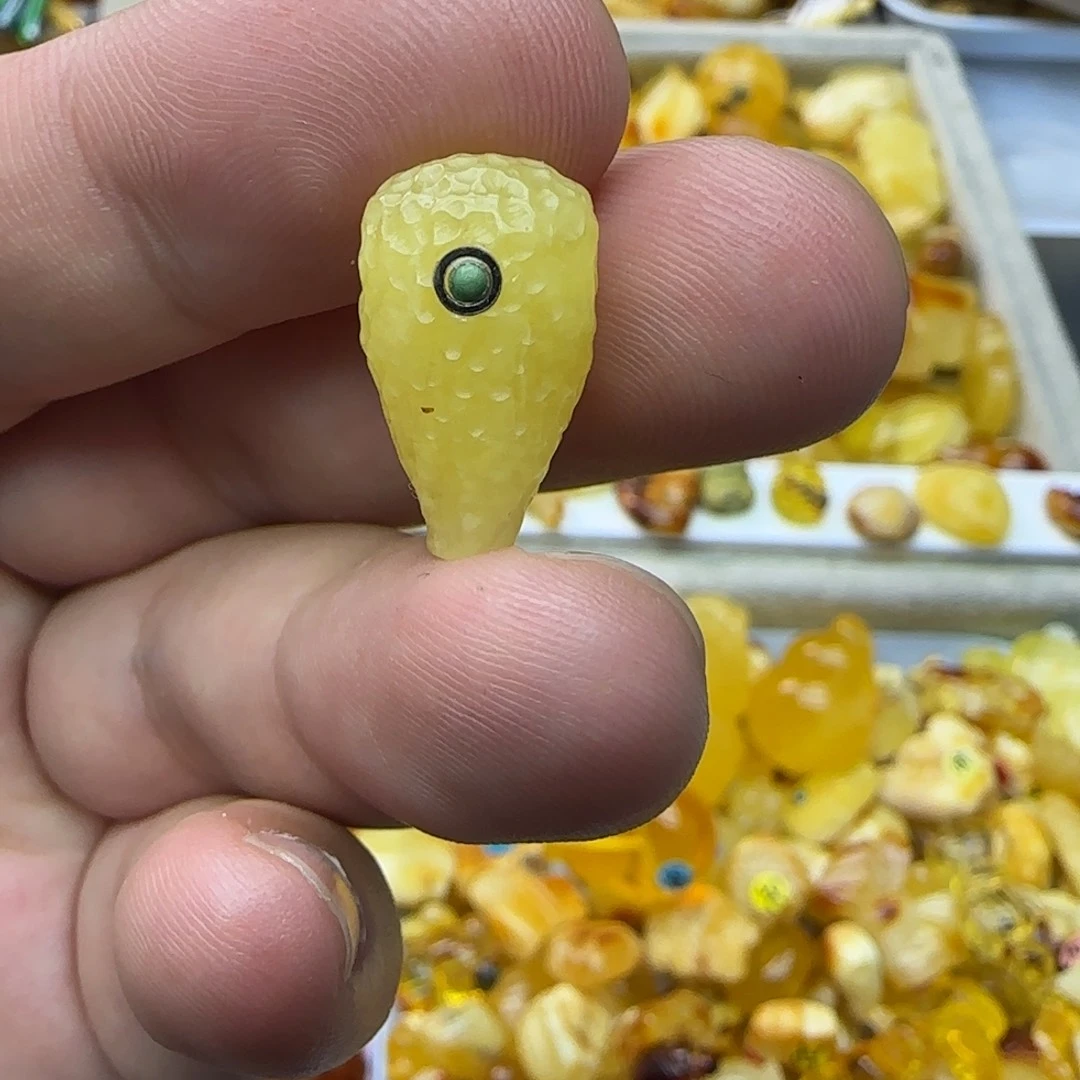 琥珀未镶嵌裸石1.25克10×10有瑕