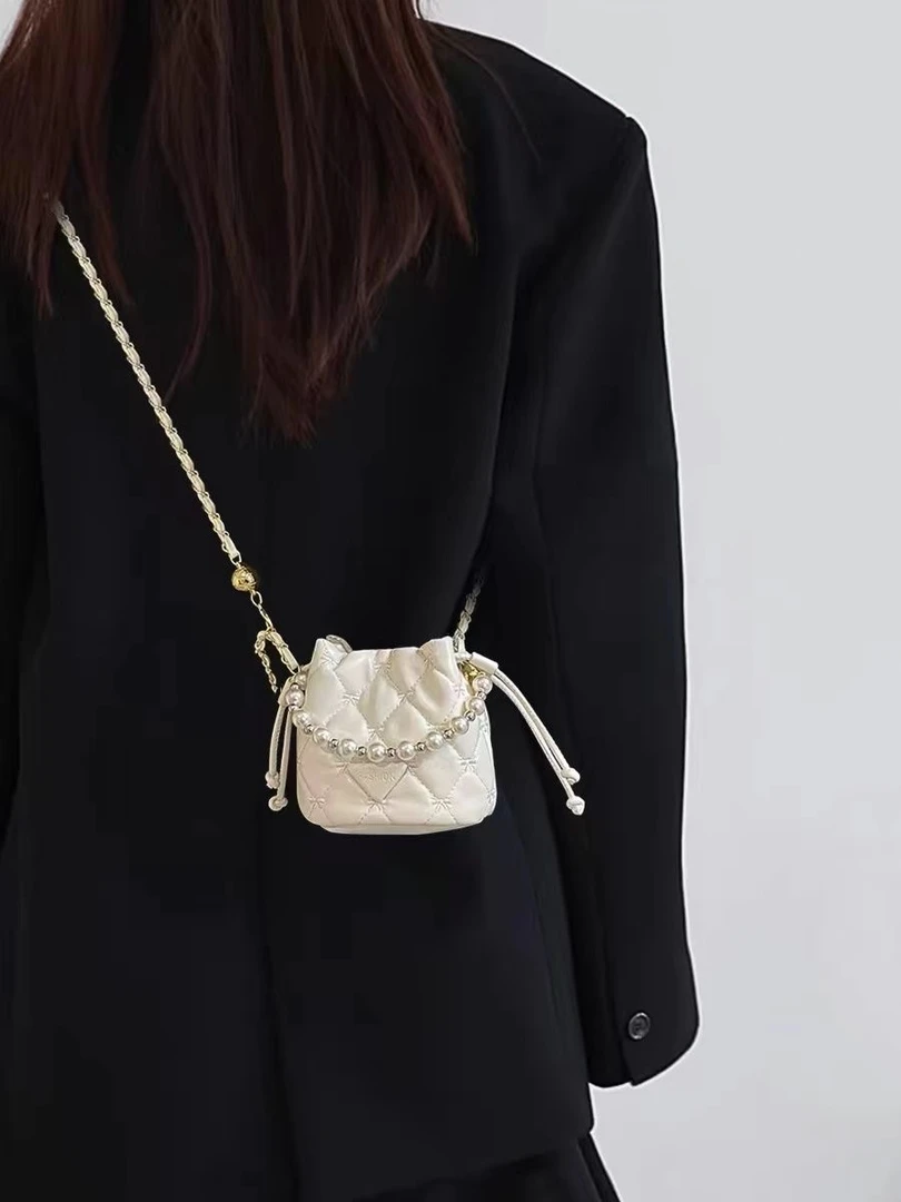 白色超火精致迷你水桶小包包女2025新款高级感小众链条斜跨小拎包