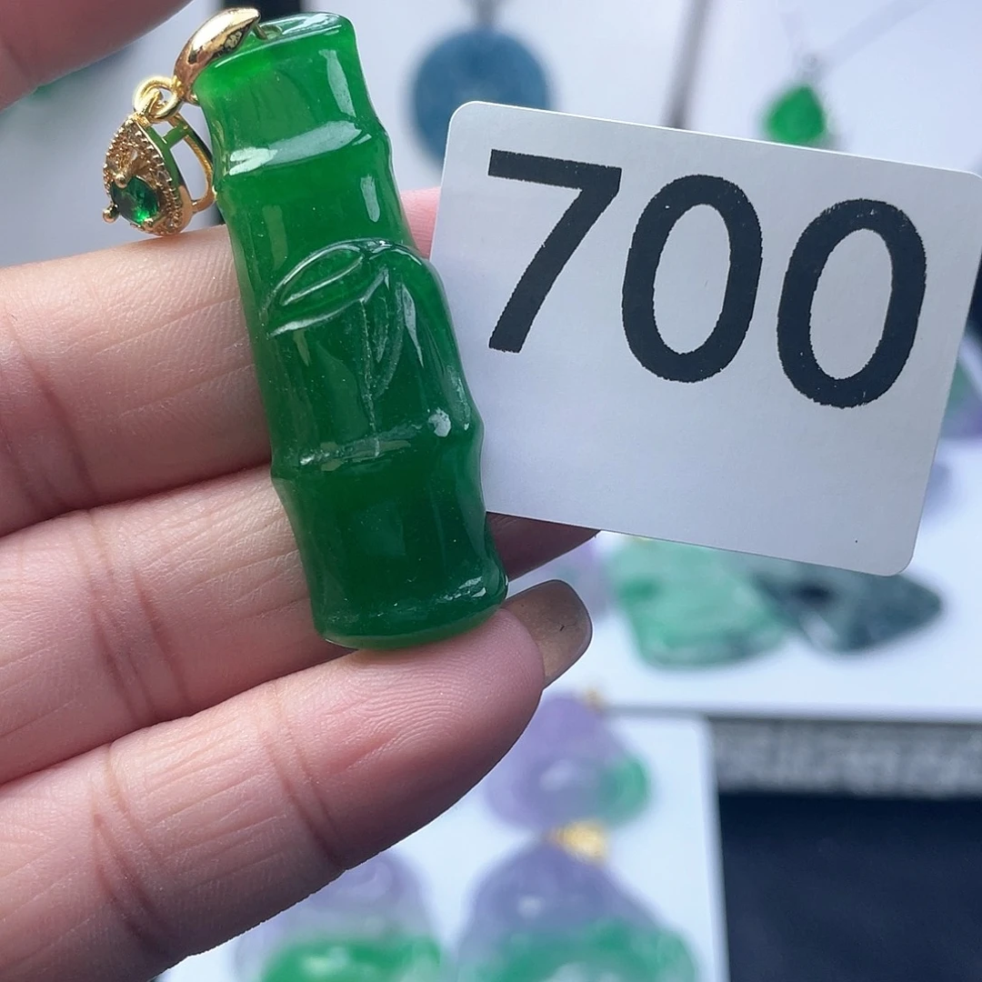 翡翠吊坠(赠链)未镶嵌