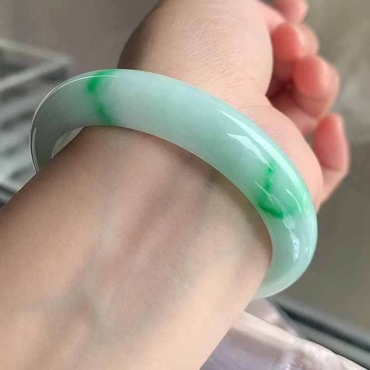 翡翠未镶嵌手镯56有纹