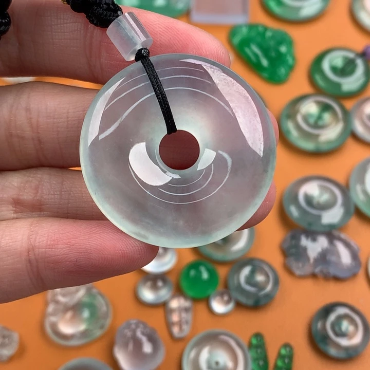 翡翠挂件未镶嵌…..