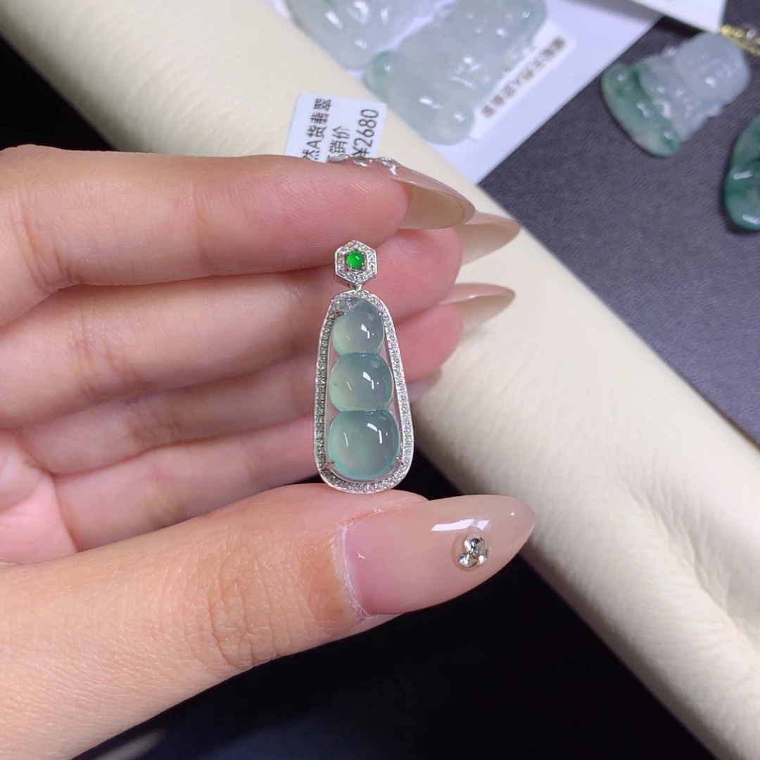 颈饰18K金镶嵌翡翠?****豆子