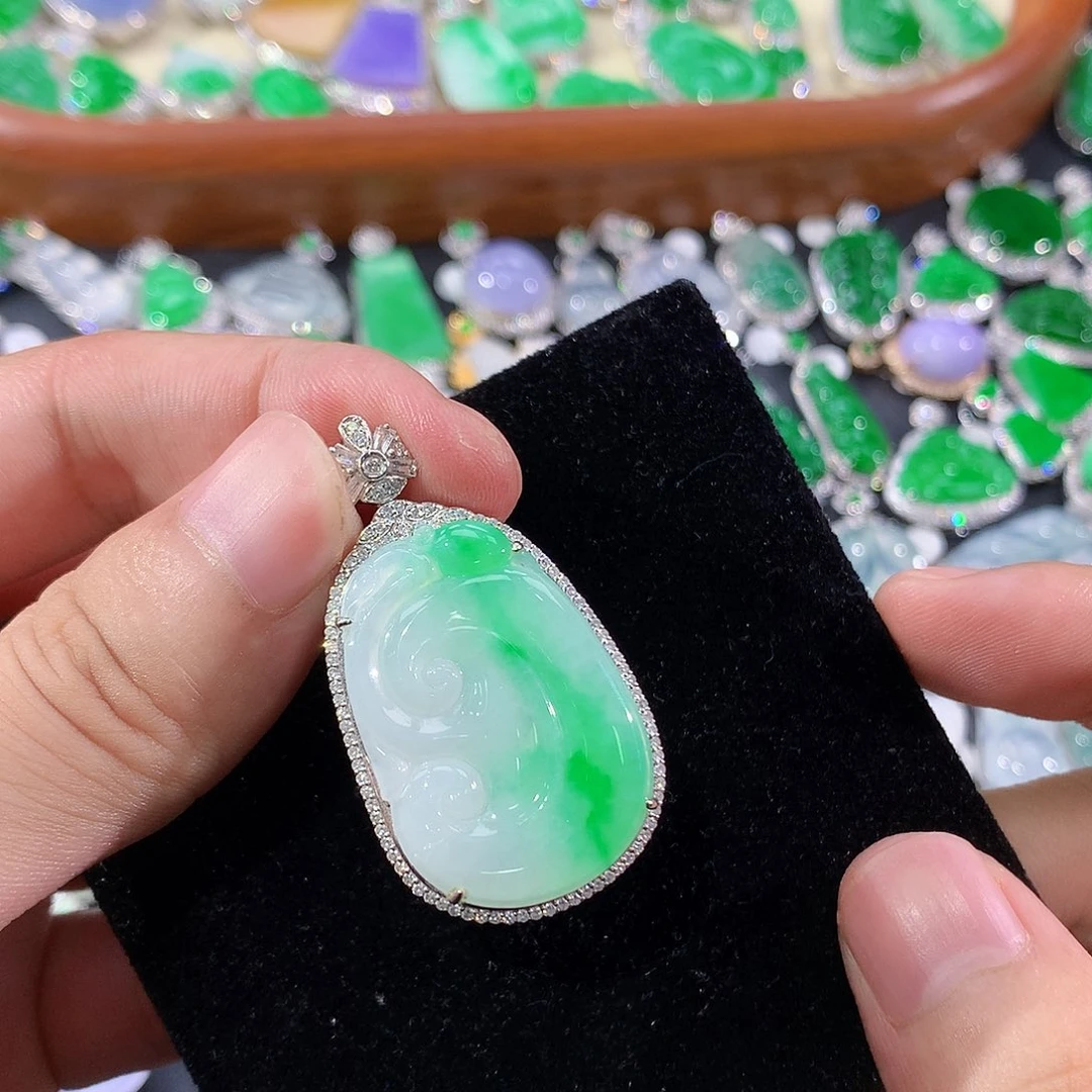 翡翠18K金镶嵌颈饰