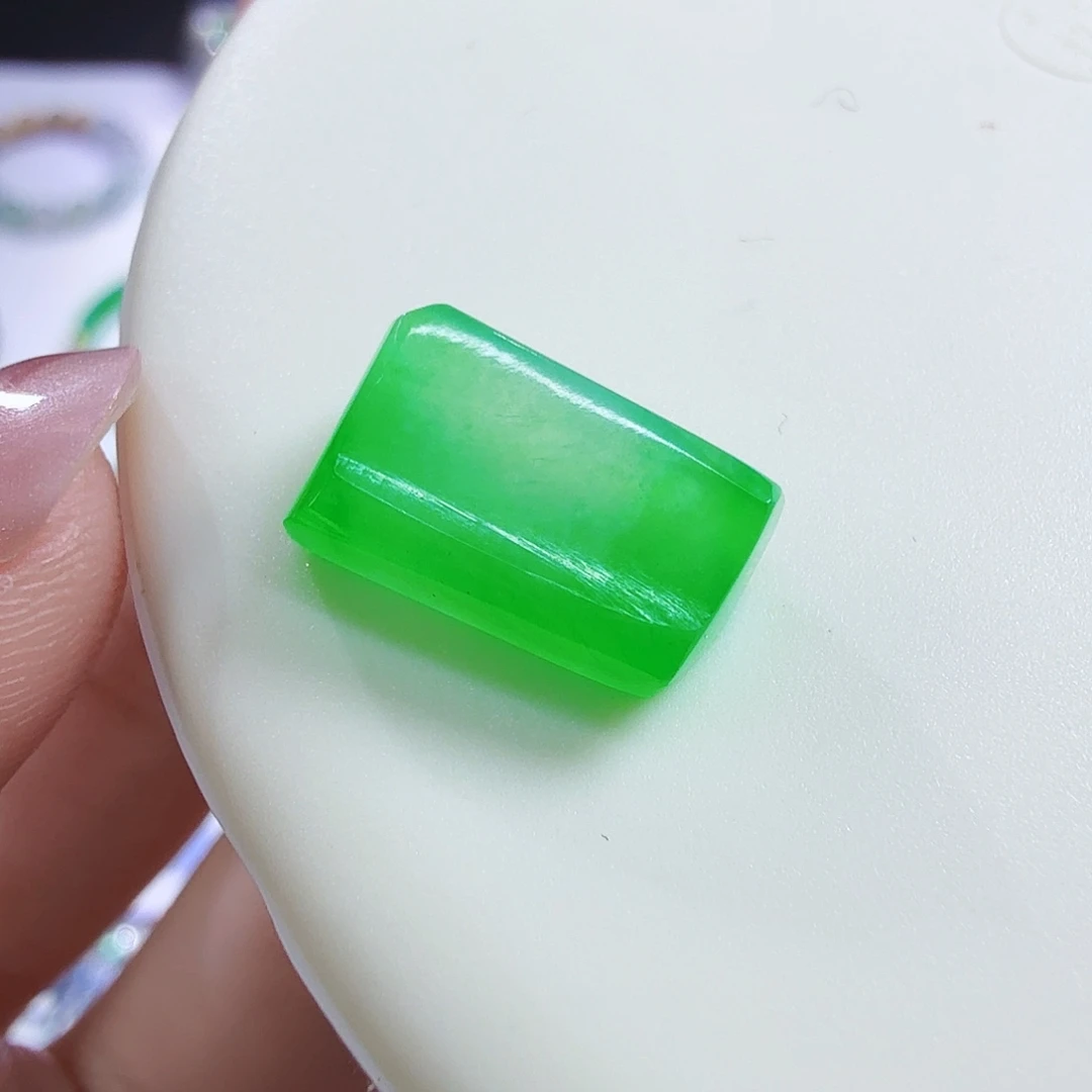 翡翠未镶嵌颈饰裸石