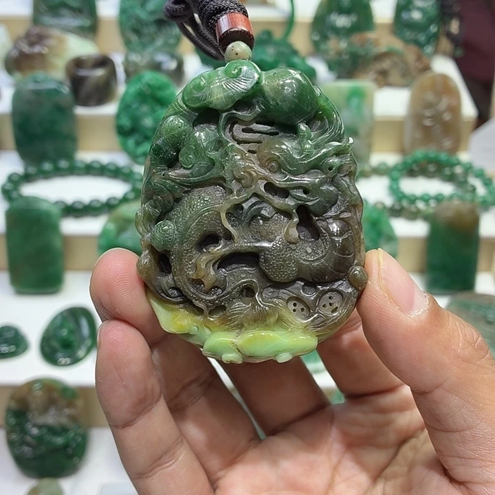 独山玉未镶嵌颈饰老料龙牌