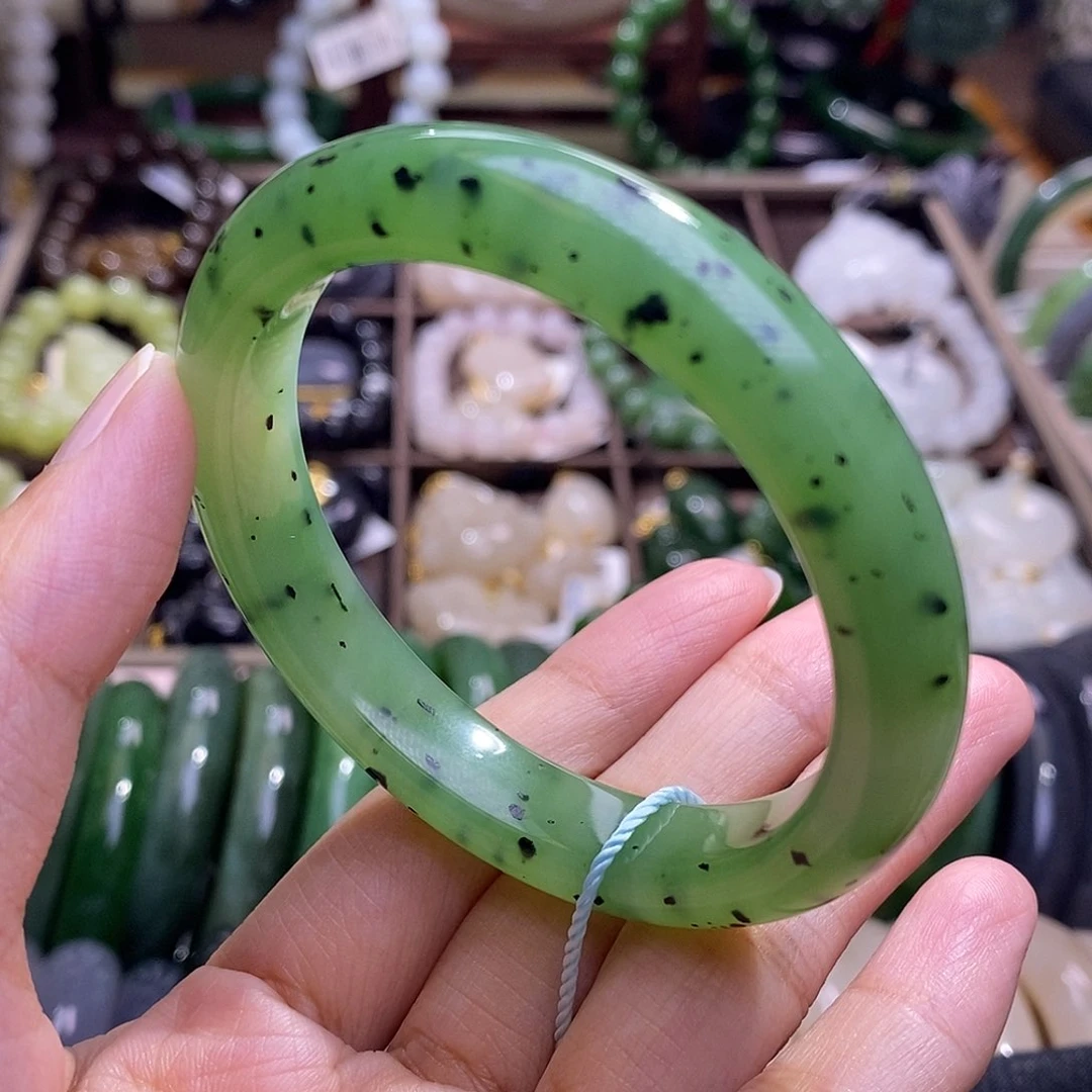 颈饰未镶嵌和田玉52.5老矿料毕业级碧玉苹果绿手镯