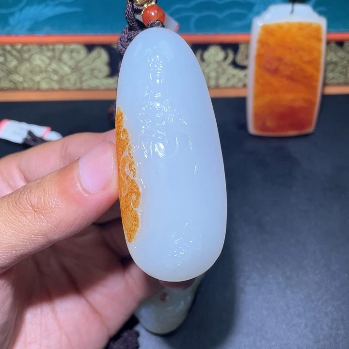 向***年和田玉未镶嵌颈饰