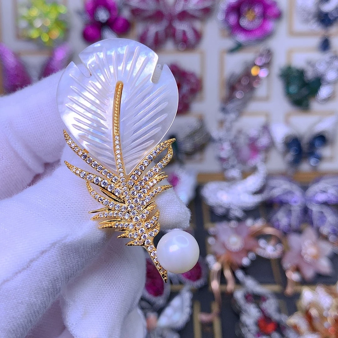 合成立方氧化锆铜胸针