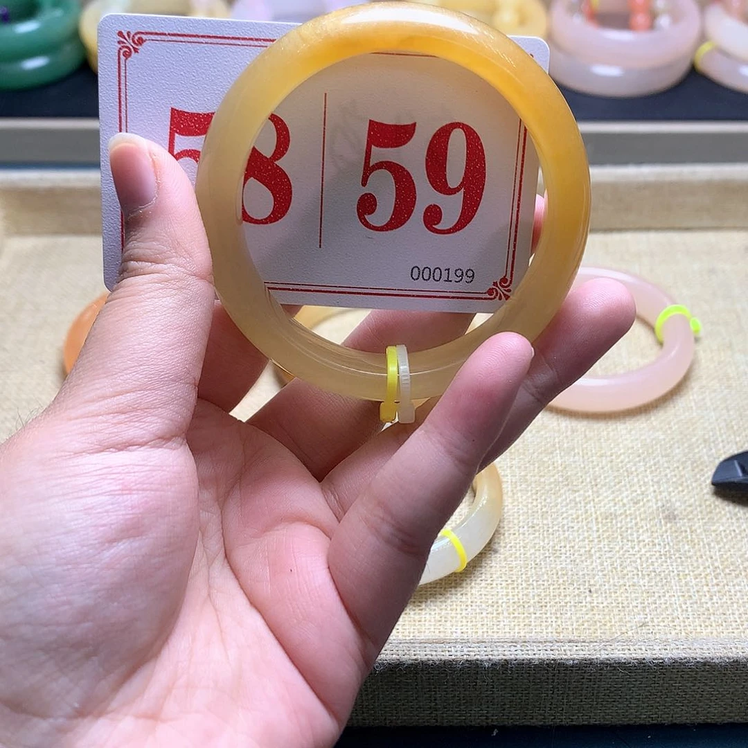 未镶嵌石英质玉（黄龙玉）手镯