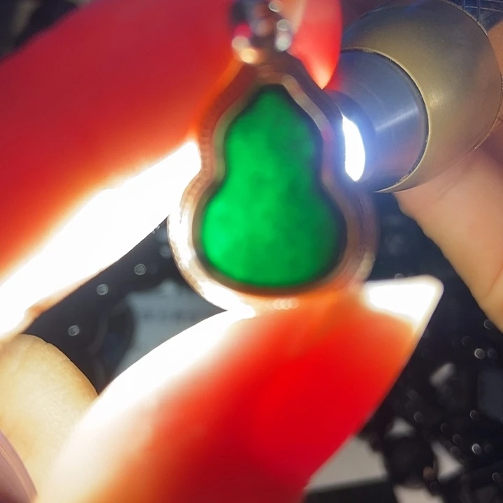 翡翠18K金镶嵌颈饰墨翠