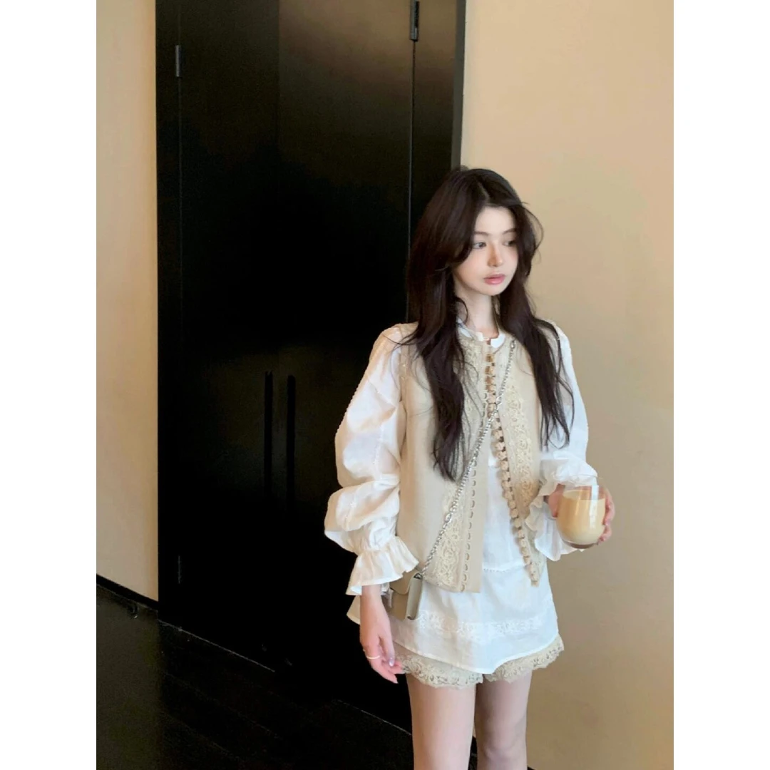 2025春季新款高质感灯笼袖衬衫绣花新中式马甲气质短裤三件套装