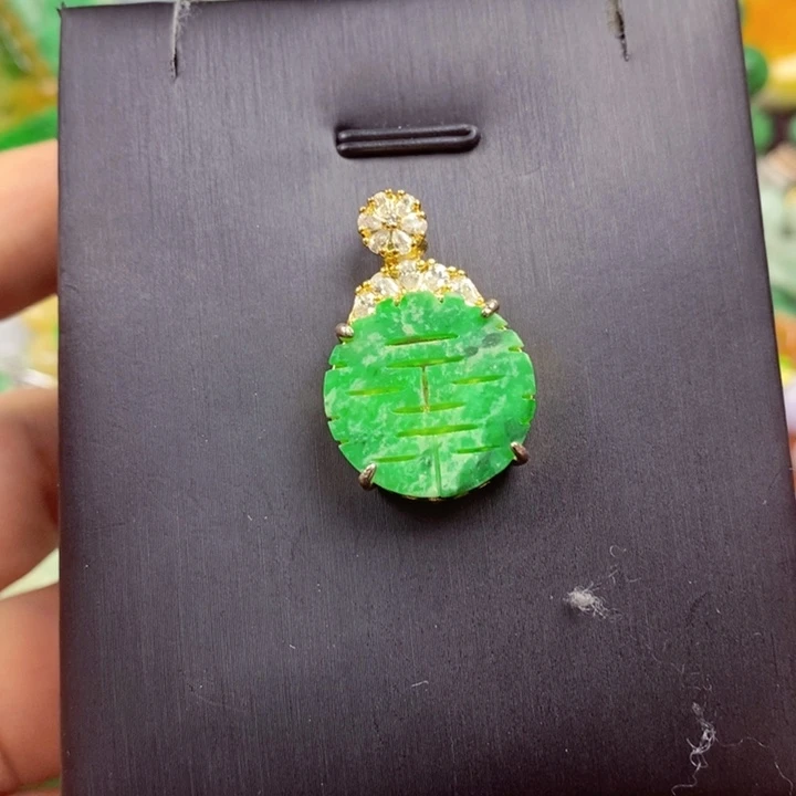 翡翠未镶嵌吊坠(赠链)