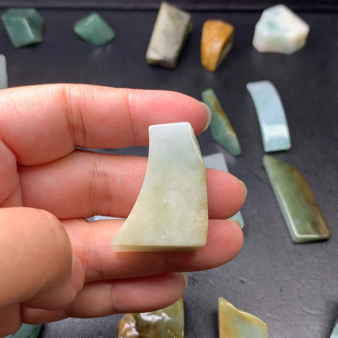 翡翠未镶嵌颈饰翡翠首饰