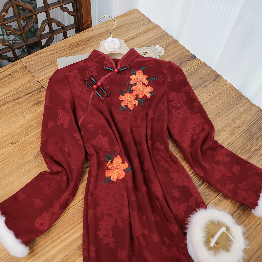 俏娘鱼红色改良新中式刺绣旗袍女2025冬新款保暖毛绒领年轻款日常