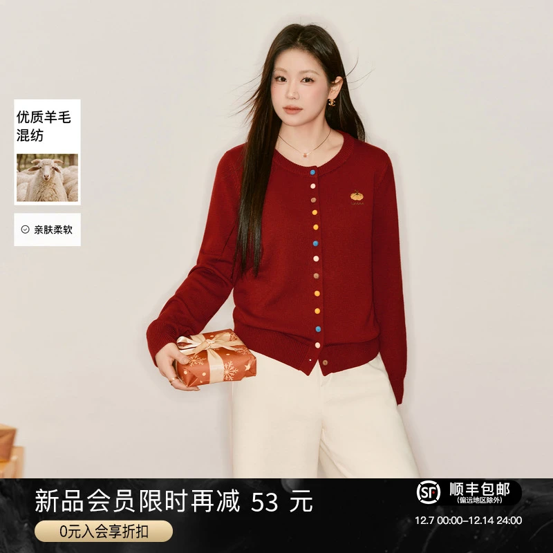 蓝语大码红色彩扣毛衣保暖女装2025冬季新款软糯加厚胖mm针织开衫