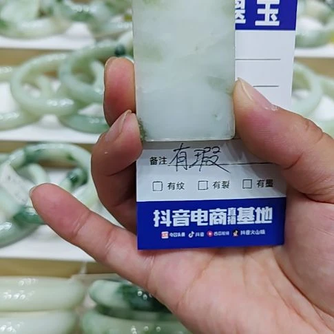 未镶嵌透闪石-蛇纹石玉颈饰