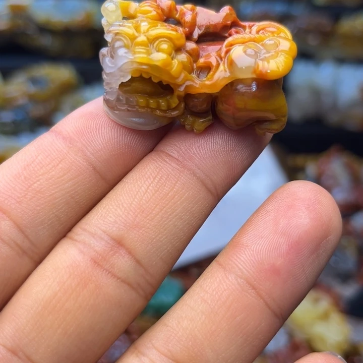 石英质玉（黄龙玉）未镶嵌颈饰