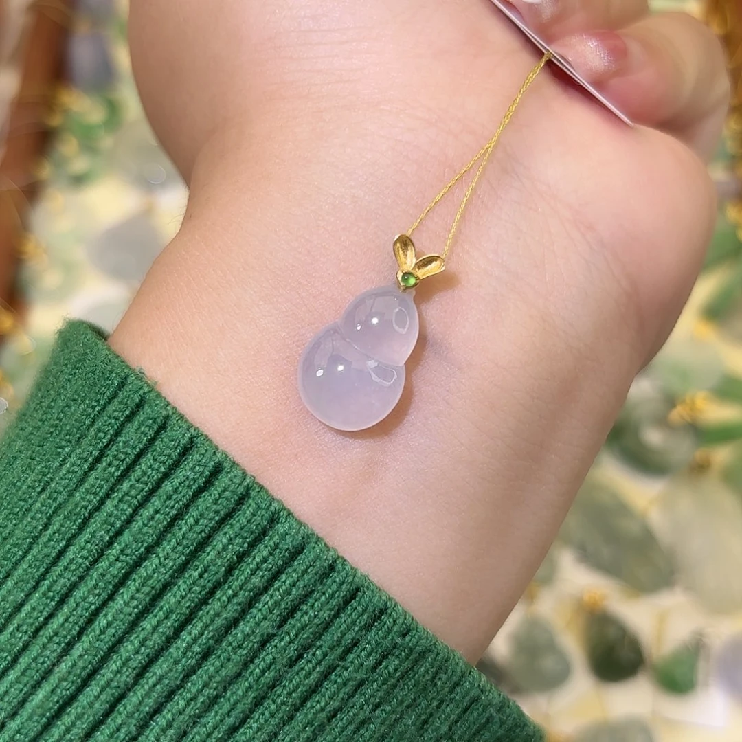 翡翠18K金镶嵌颈饰葫芦