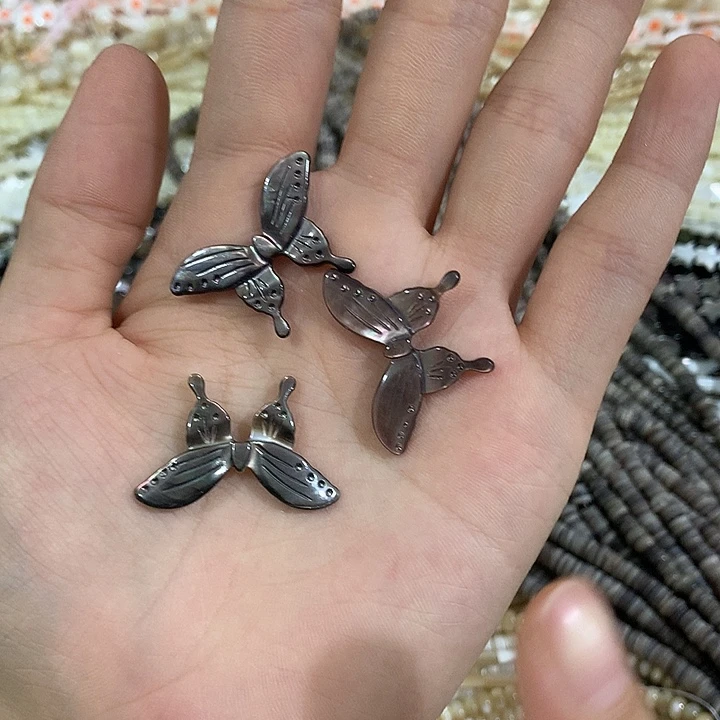 一个中号黑叠贝蝴蝶