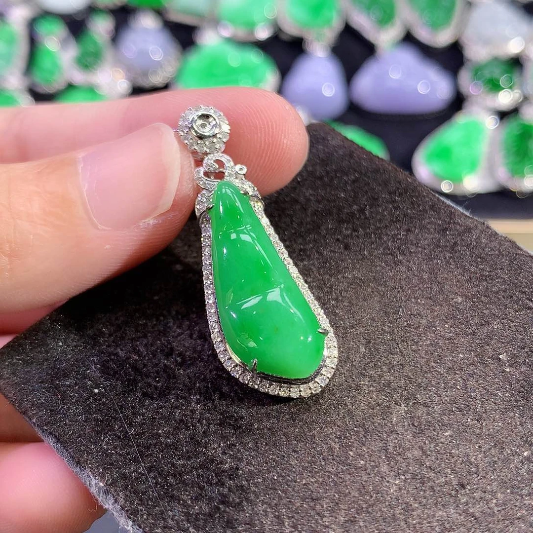 翡翠18K金镶嵌颈饰