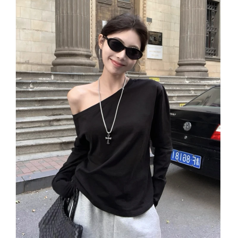 斜肩上衣女高级感春秋2025新款黑色斜角一字肩露肩长袖t恤设计感