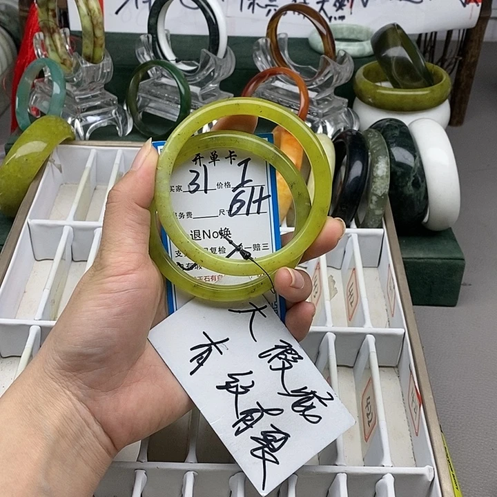 蛇纹石玉未镶嵌手镯