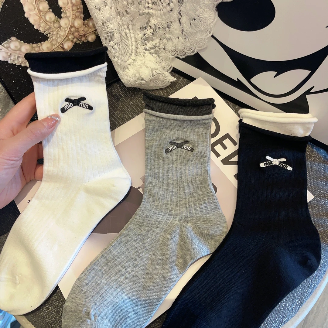 2025秋季女士双螺口刺绣高筒潮袜ins日系潮流白色黑白网红百搭