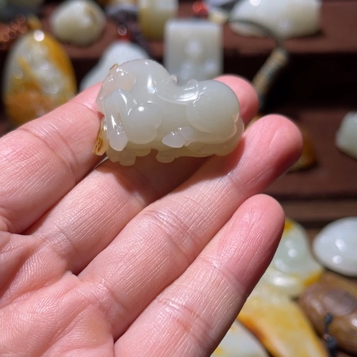 秋***雨和田玉（白玉）未镶嵌颈饰