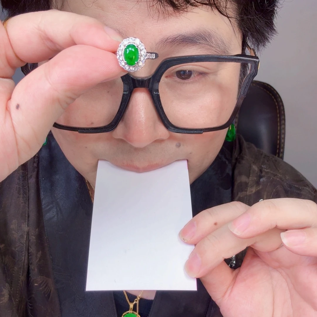 翡翠未镶嵌颈饰一件