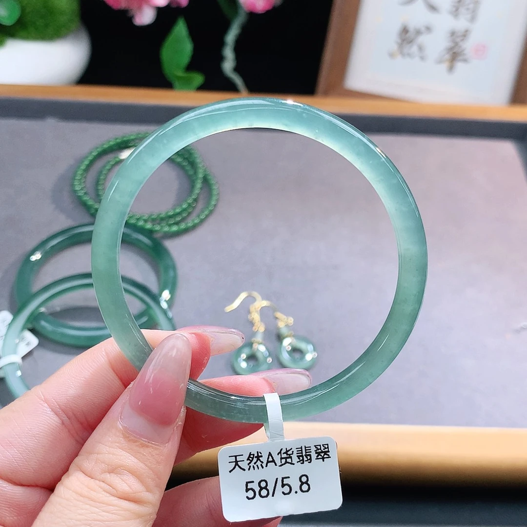 未镶嵌手镯（圆镯）翡翠