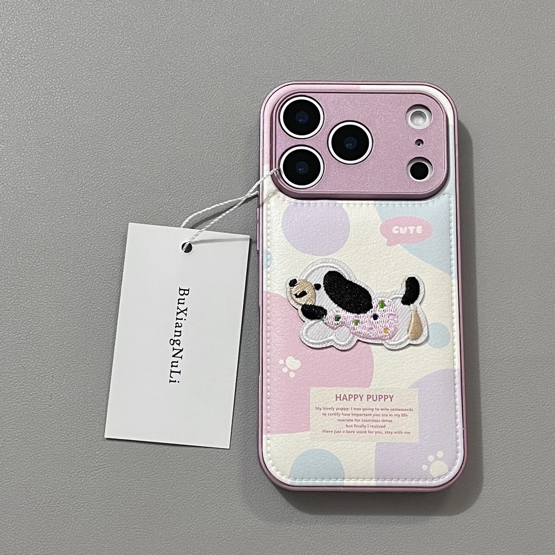 ins英文标签刺绣粉衣小狗适用苹果17pro手机壳iPhone16全包15/14