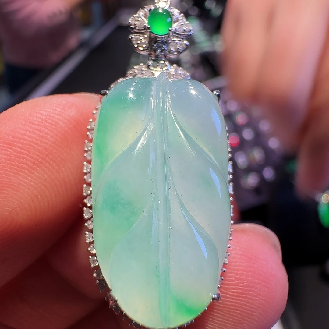 翡翠18K金镶嵌颈饰