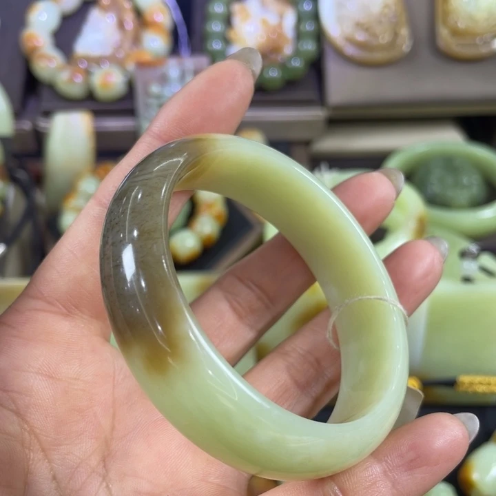 岫岩老玉（透闪石质玉）未镶嵌手镯