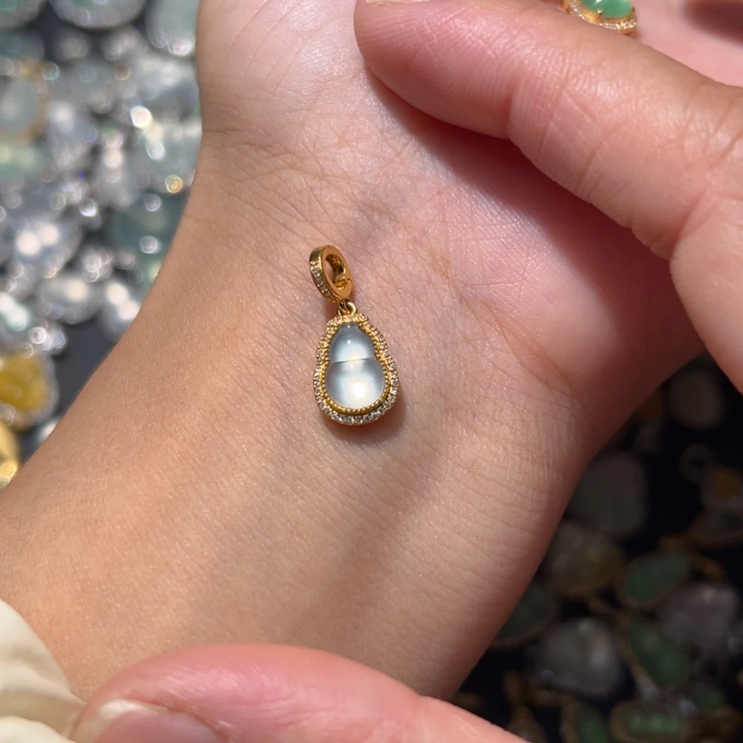 翡翠颈饰18K金镶嵌吊坠