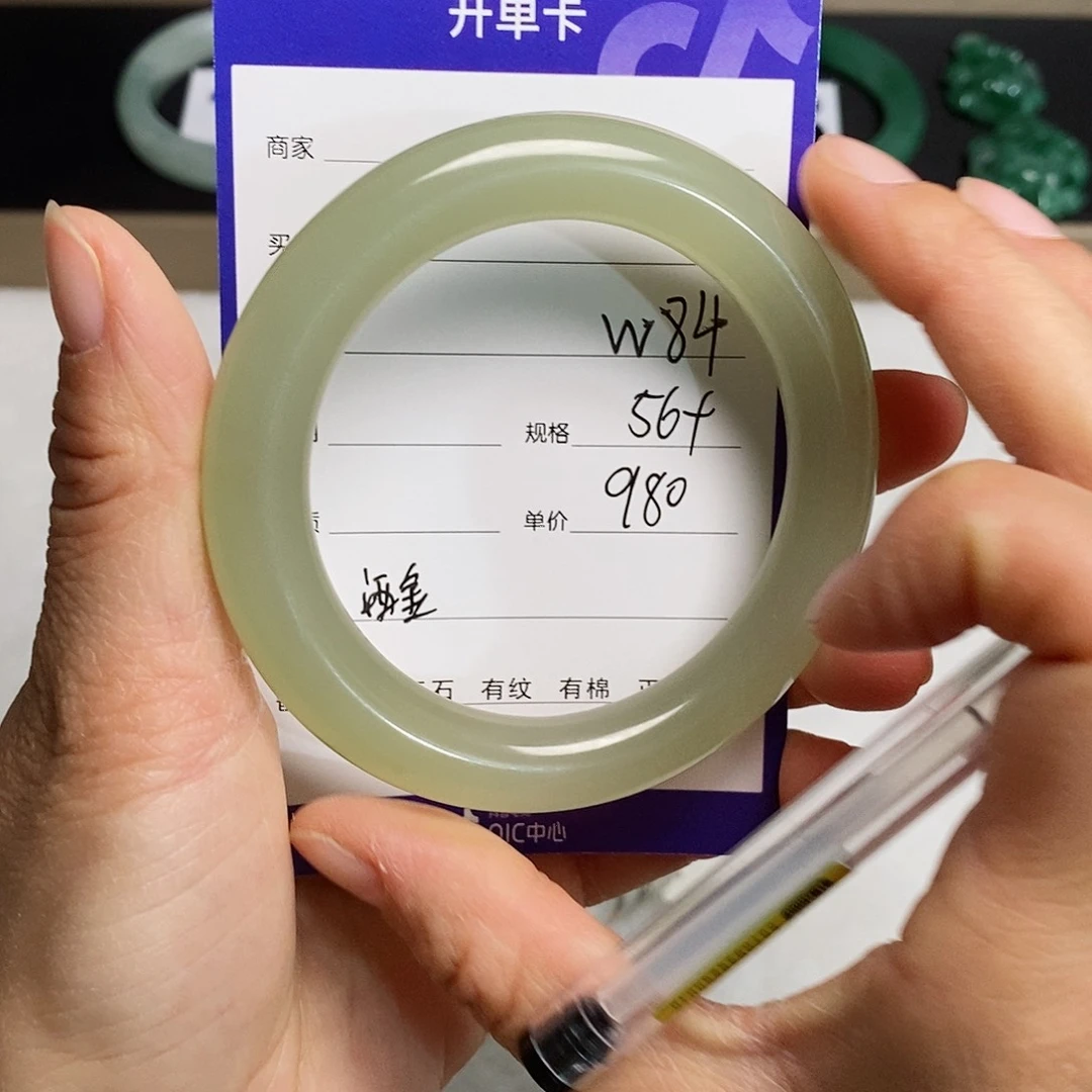 和田玉手镯未镶嵌?