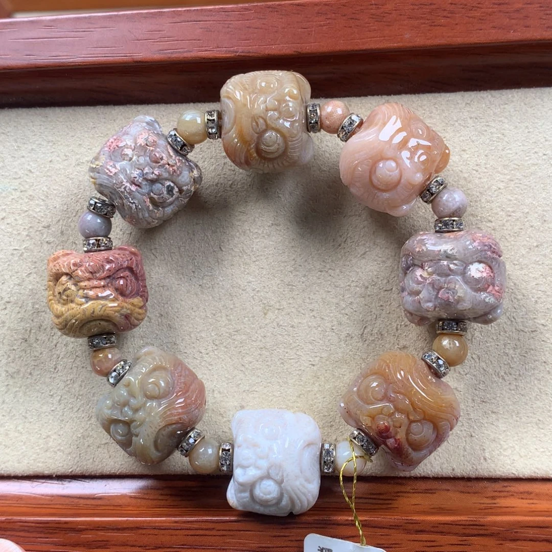 未镶嵌醒狮手串漏320/个。06硅化珊瑚（珊瑚玉）