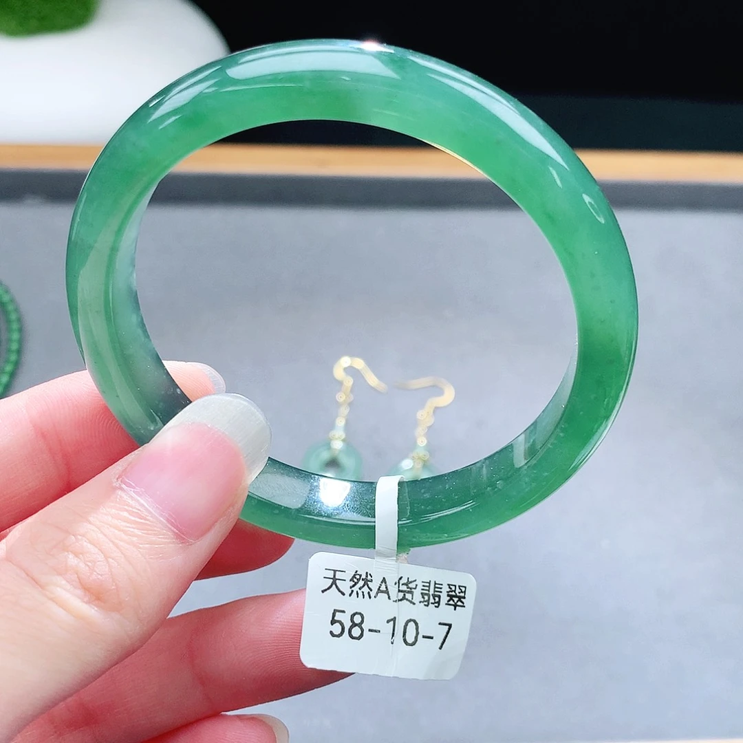 未镶嵌手镯（圆镯）翡翠