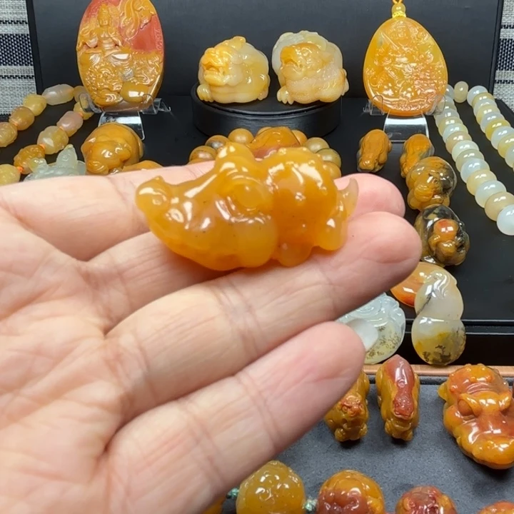 石英质玉（黄龙玉）未镶嵌颈饰