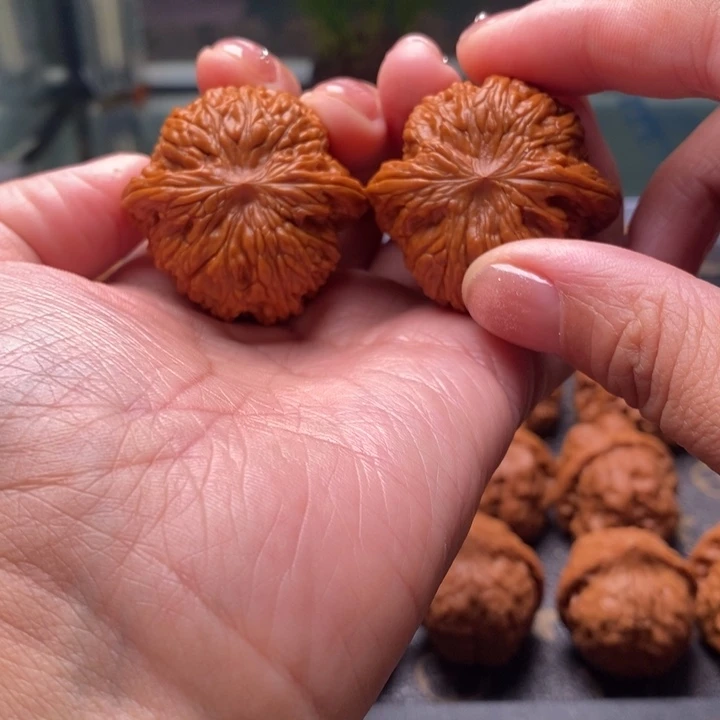 阳***孩文玩核桃把件磨盘狮子