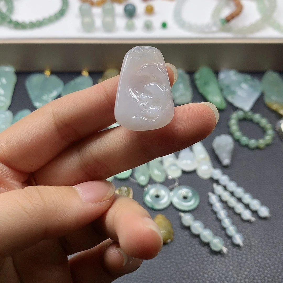 翡翠未镶嵌颈饰海豚