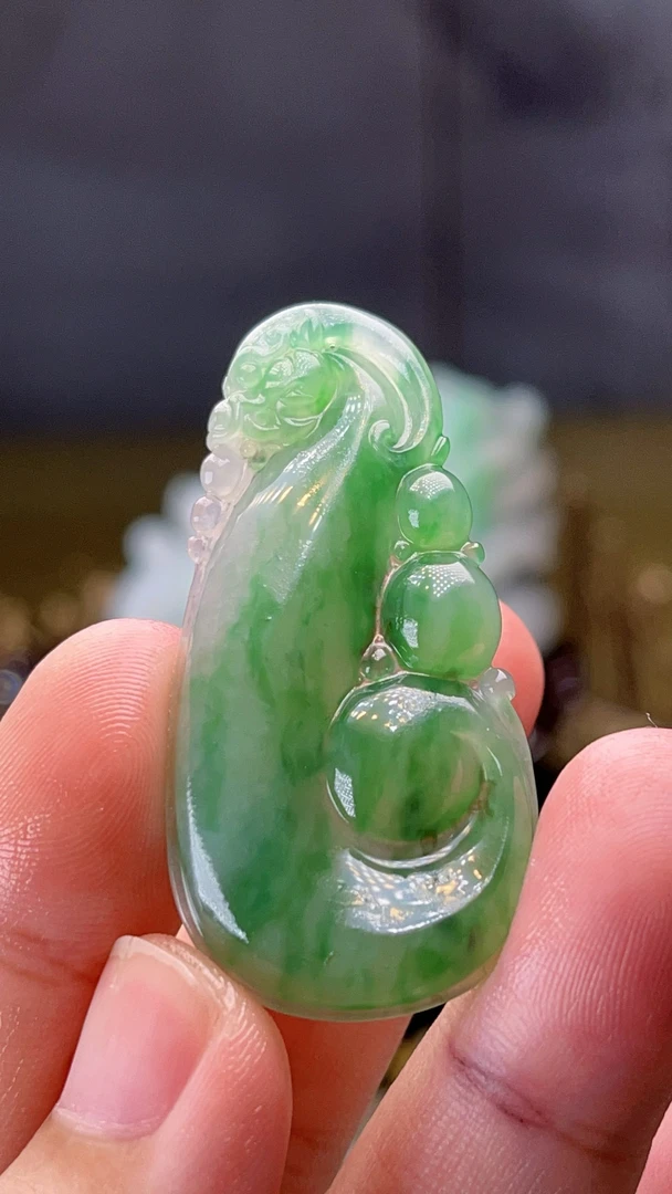 天然缅甸翡翠冰胶绿如意毛货买断需抛光尺寸46-22-5.8