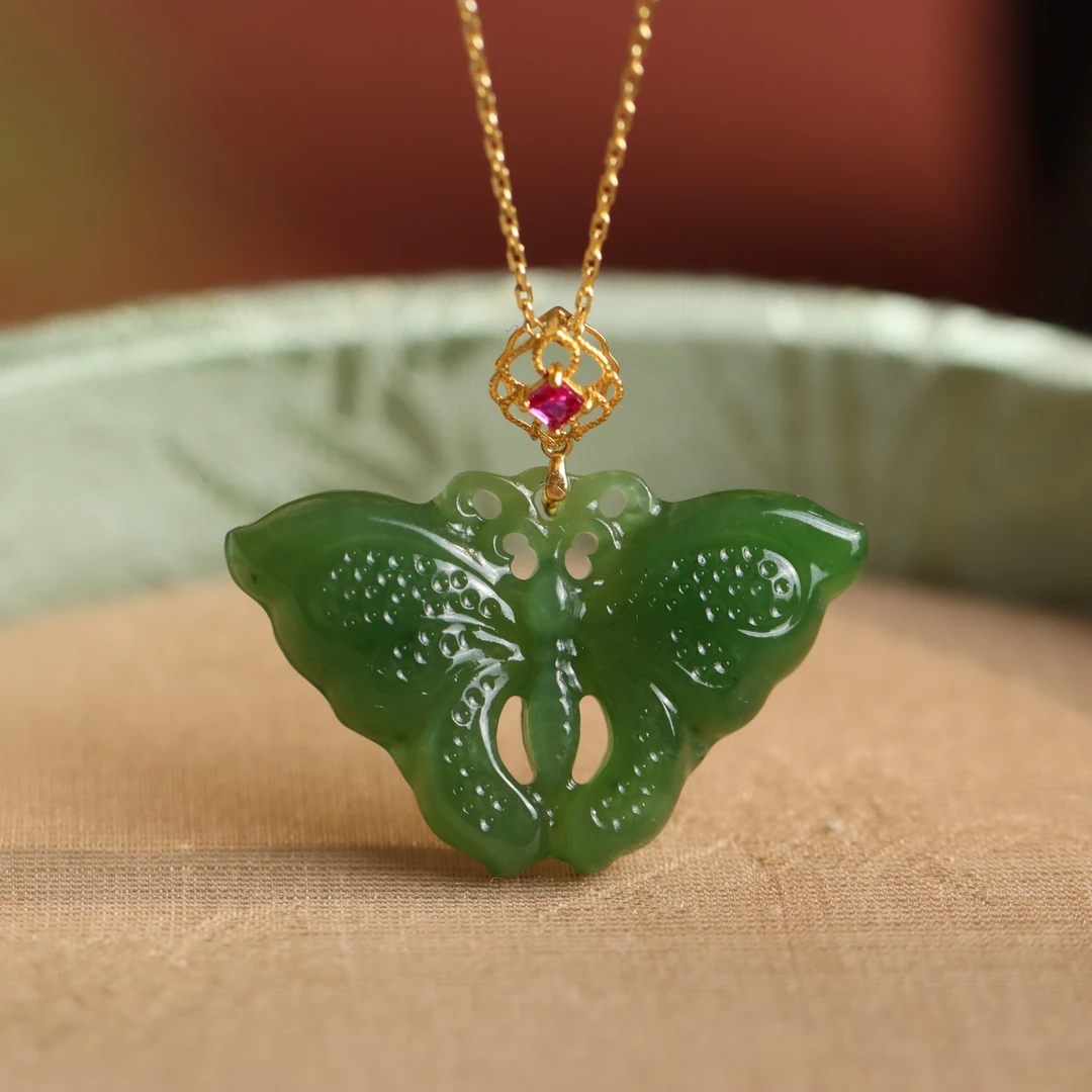 18K金镶嵌碧玉蝴蝶精雕送礼百搭女款吊坠赠银链