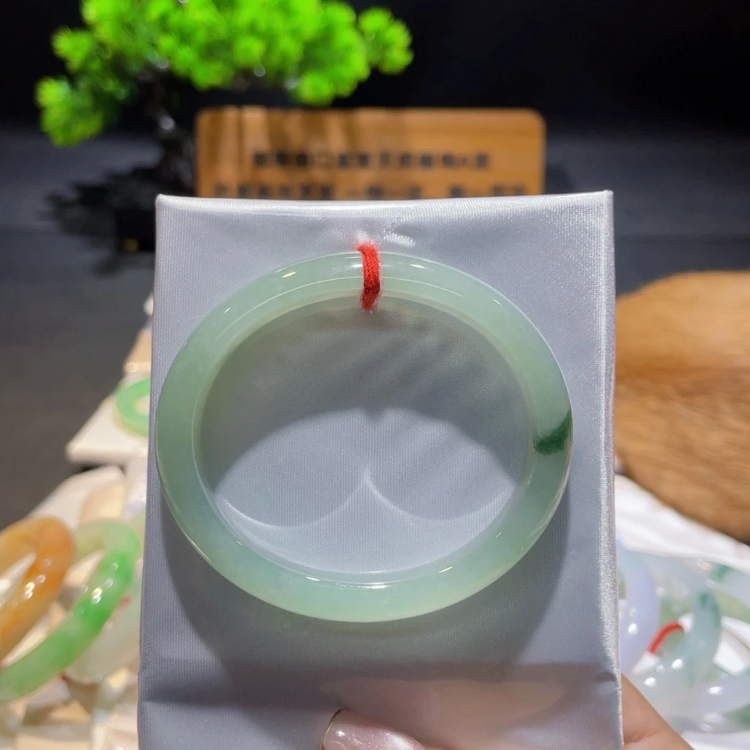 翡翠手镯未镶嵌翡翠手镯