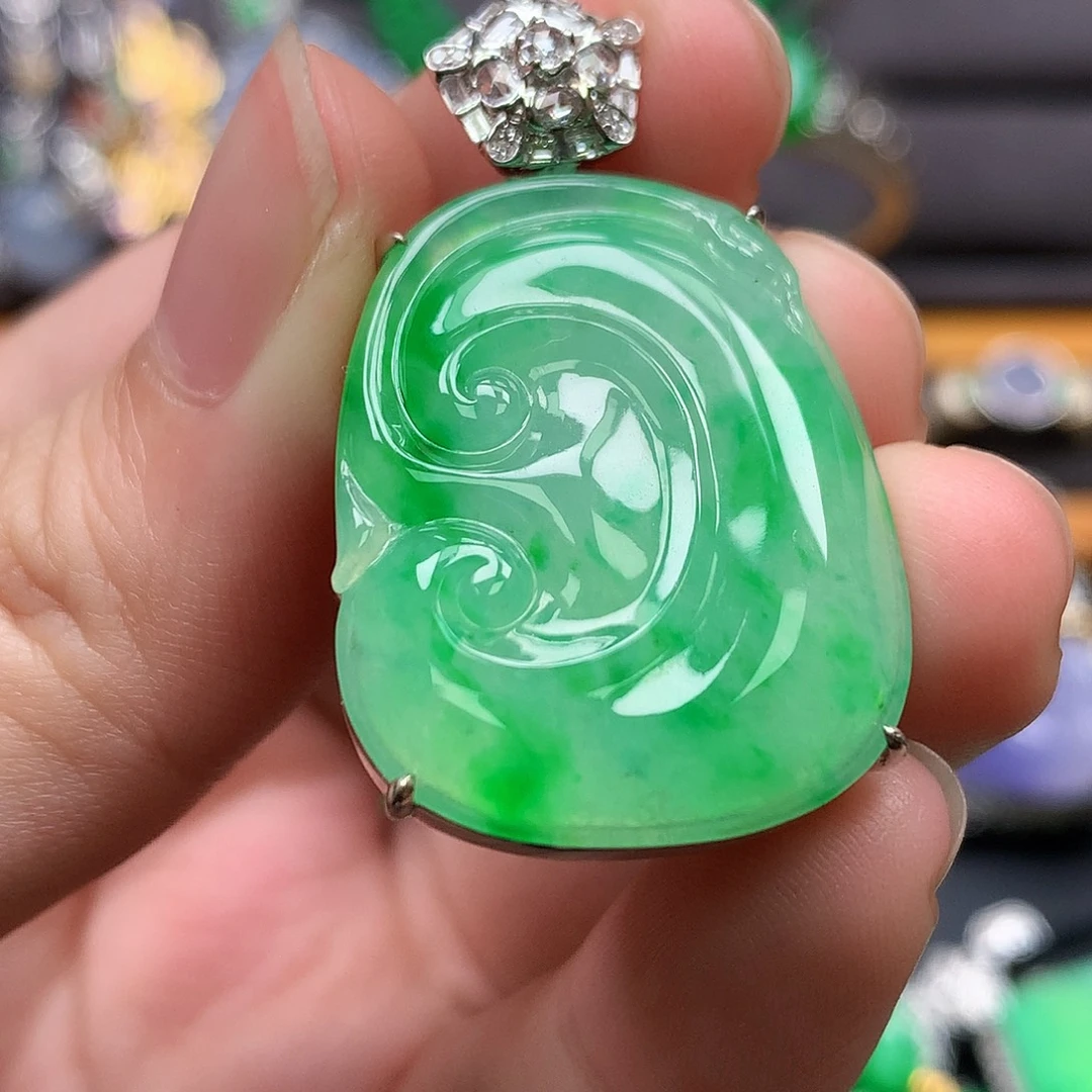 翡翠18K金镶嵌颈饰