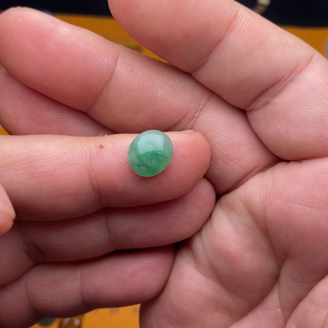 翡翠颈饰未镶嵌美***s天然翡翠，小精品