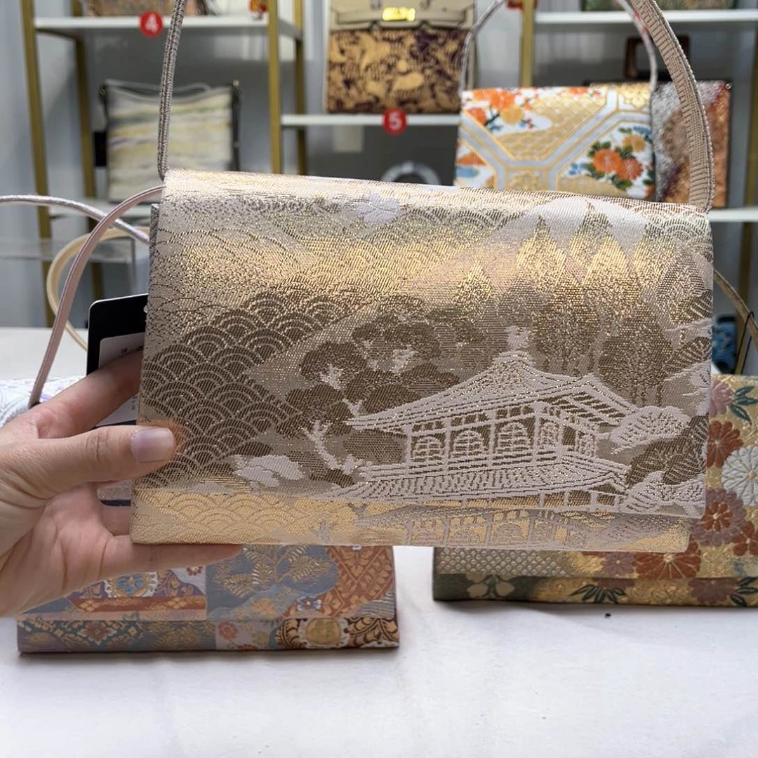 织绣莫***迟高定风雨中的花朵，倔强又美丽。
