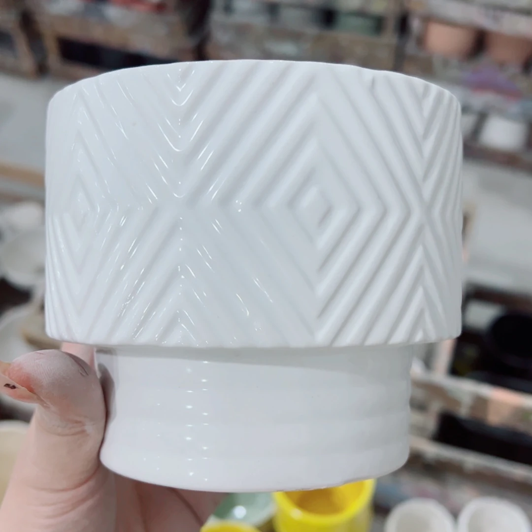 有孔，陶瓷花盆满10米包邮发货。